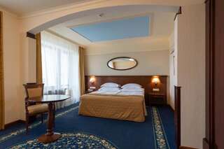 Гостиница Мистраль Отель и СПА Рождествено Улучшенный двухместный номер с 1 кроватью и видом на озеро-4