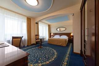 Гостиница Мистраль Отель и СПА Рождествено Улучшенный двухместный номер с 1 кроватью и видом на озеро-9