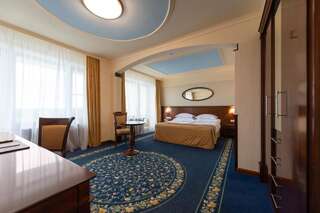 Гостиница Мистраль Отель и СПА Рождествено Улучшенный двухместный номер с 1 кроватью и видом на озеро-2